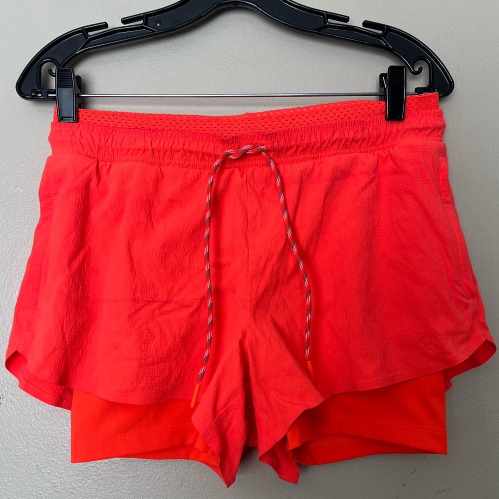 EUC - Athleta Bright Coral Crest 2-in-1 Shortie